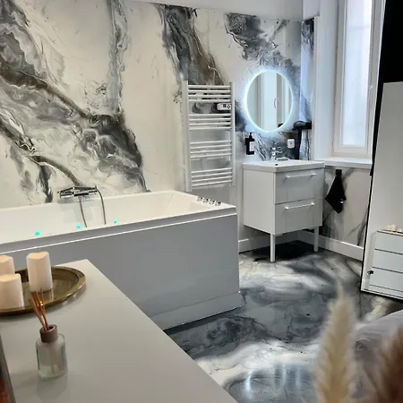 Apartament Jacuzzi - Jardin - Dans Le Centre - T2 *